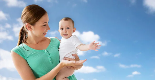 Feliz jovem mãe com bebê pequeno — Fotografia de Stock