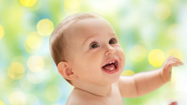 Glückliche kleine Junge oder Mädchen, die nach oben schauen — Stockfoto