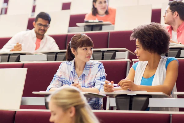 Grupo de estudantes falando na sala de aula — Fotografia de Stock