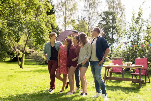 Happy tonåriga vänner pratar på sommaren trädgård — Stockfoto