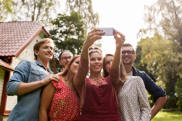 Amigos tomando selfie en fiesta en el jardín de verano — Foto de Stock
