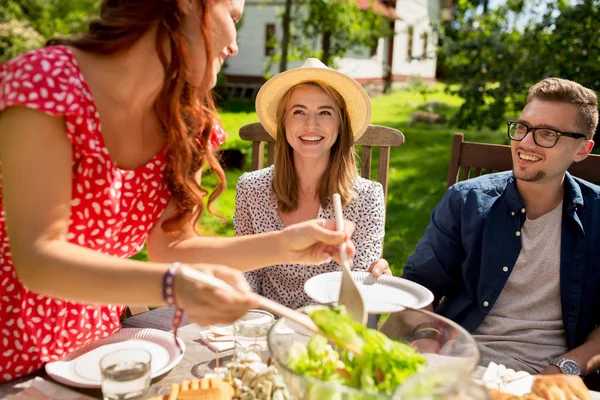 Amis heureux dîner à la fête de jardin d'été — Photo