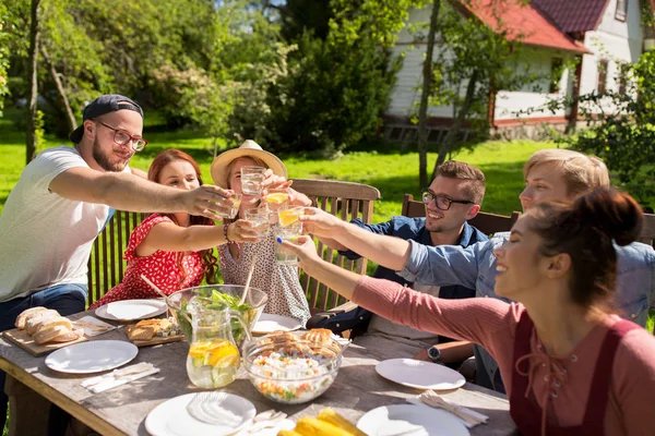 Amici felici che cenano alla festa estiva in giardino — Foto Stock