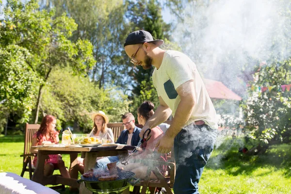 Férfi főzés hús, barbecue grill, nyári Party — Stock Fotó