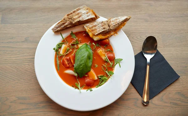 Talíř polévky výborné gazpacho v restauraci — Stock fotografie