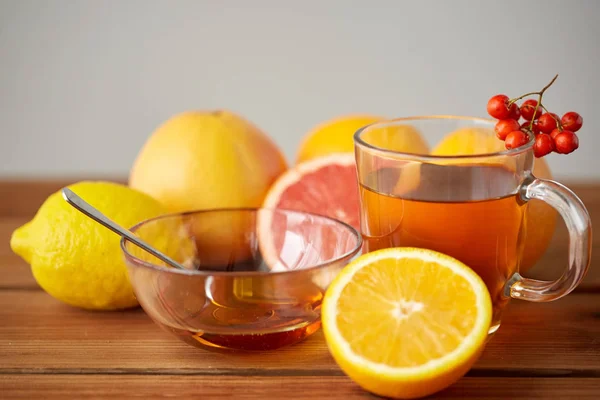 Teh dengan madu, lemon dan rowanberry di atas kayu — Stok Foto