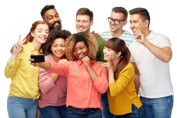 Grupo de personas tomando selfie por teléfono inteligente — Foto de Stock