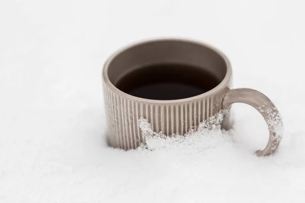 雪の中で紅茶やコーヒーのマグカップ — ストック写真