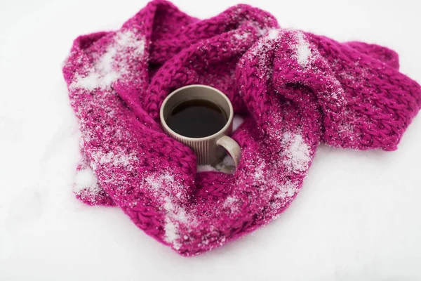 Tazza di tè o caffè e sciarpa invernale sulla neve — Foto Stock