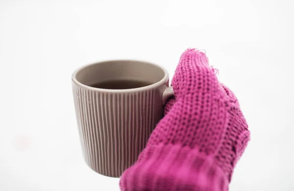 Fechar a mão no inverno mitene segurando caneca de chá — Fotografia de Stock