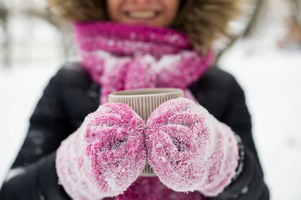 茶マグカップを持つ女性の屋外、冬間近します。 — ストック写真