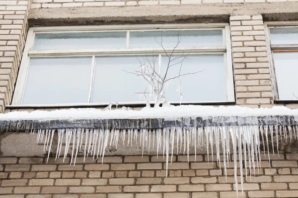 Eiszapfen an Hausfassade oder Wohnhaus — Stockfoto