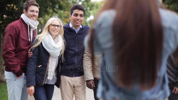 Amigos felizes fotografando no parque — Vídeo de Stock