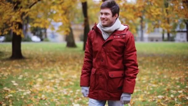 Feliz joven pareja reunión en el parque de otoño — Vídeos de Stock