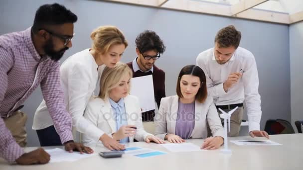 Equipe de negócios discutindo projeto de energia verde — Vídeo de Stock