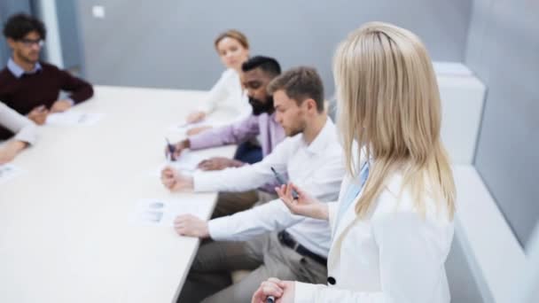 Equipo de negocios en la presentación en la oficina — Vídeo de stock