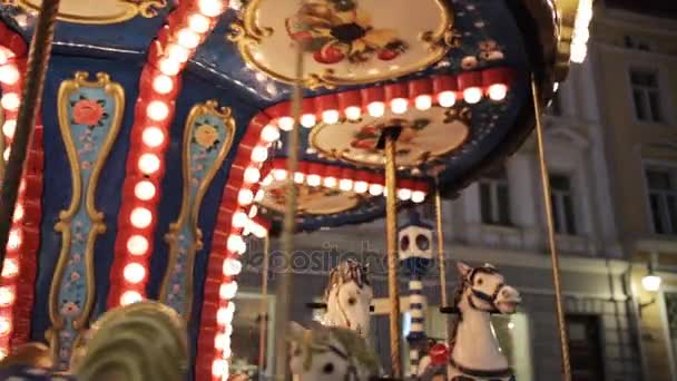 Carrousel illuminé dans la vieille ville la nuit — Video