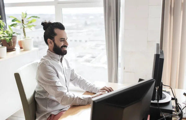 Trabajador de oficina masculino creativo feliz con la computadora —  Fotos de Stock