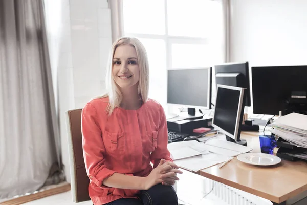 Gelukkig creatieve vrouwelijke beambte met computers — Stockfoto