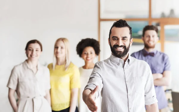 Gelukkig man handdruk maken over office-team — Stockfoto