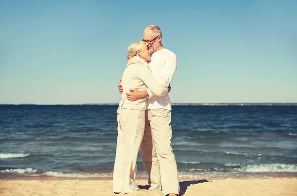 Feliz casal sênior abraçando na praia de verão — Fotografia de Stock
