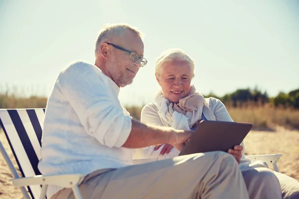Szczęśliwa para starszy z komputera typu tablet na lato plaża — Zdjęcie stockowe