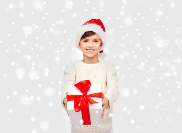 Χαμογελά ευτυχισμένη αγόρι στο καπέλο santa με κιβώτιο δώρων — Φωτογραφία Αρχείου