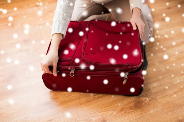Close up de mulher embalagem saco de viagem para férias — Fotografia de Stock