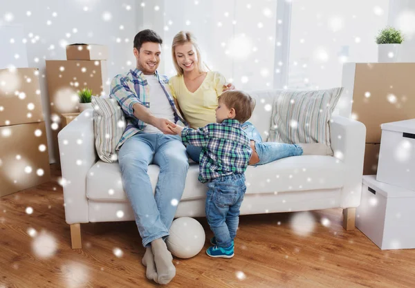 Lycklig familj flyttar till nytt hem — Stockfoto