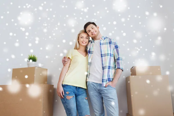 Couple souriant avec de grandes boîtes déménageant dans une nouvelle maison — Photo