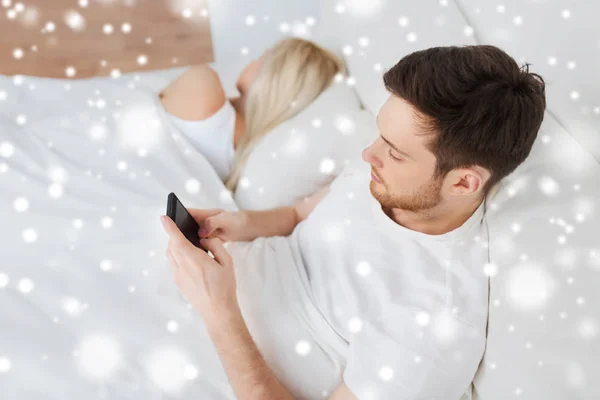 女性がベッドで眠っている間に男テキスト メッセージ メッセージ — ストック写真