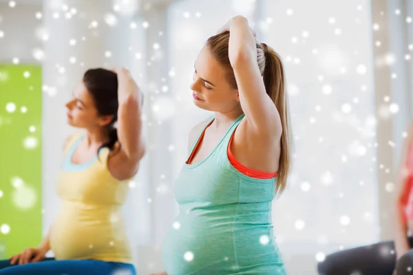 快乐孕妇在健身房锻炼身体 — 图库照片