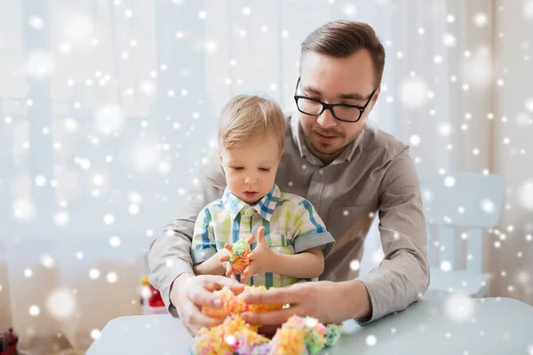 Far och son leker med bollen lera hemma — Stockfoto