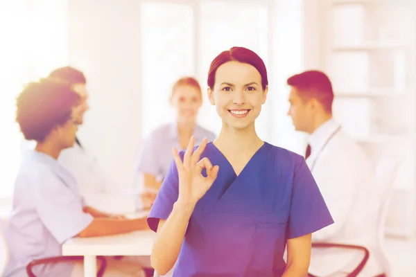 Gelukkig arts over groep van dokters in ziekenhuis — Stockfoto