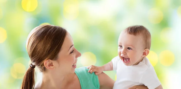 緑色のライトの上の小さな赤ちゃんと幸せな母 — ストック写真