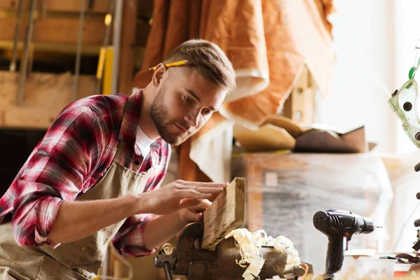 Carpintero trabajando con tablón de madera en el taller — Foto de Stock