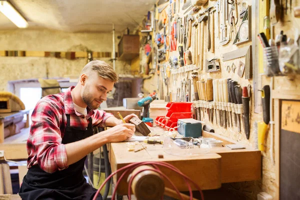 Carpintero trabajando con tablón de madera en el taller —  Fotos de Stock