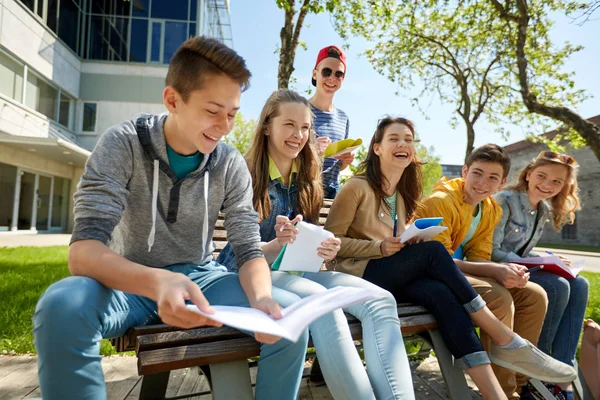 Skupina studentů s notebookem na školním dvoře — Stock fotografie