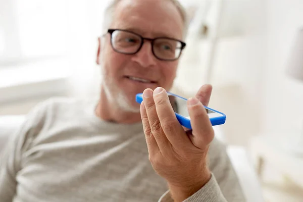 Anciano usando grabadora de comandos de voz en el teléfono inteligente —  Fotos de Stock