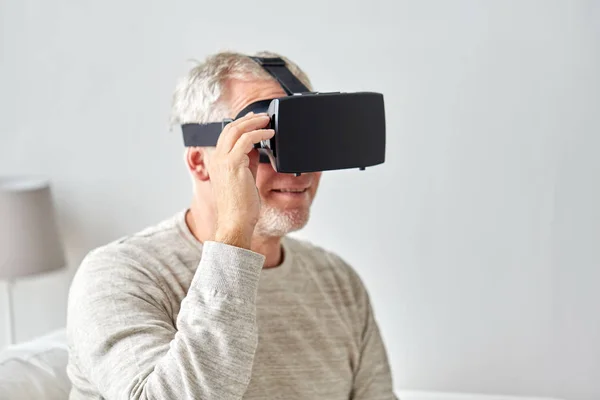 Hombre viejo en auriculares de realidad virtual o gafas 3d —  Fotos de Stock