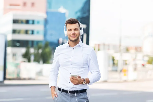 Man met hoofdtelefoon en smartphone luisteren muziek — Stockfoto