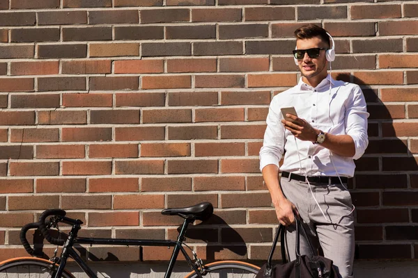 헤드폰, 스마트폰, 자전거와 사람 — 스톡 사진