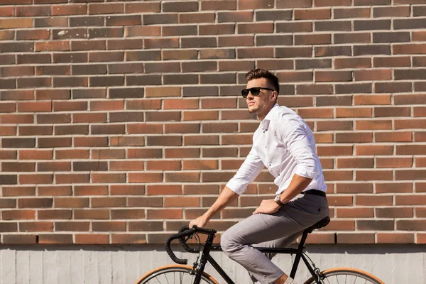 Junger Mann mit Fahrrad auf der Stadtstraße — Stockfoto