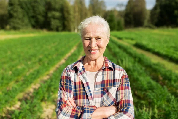 농장에서 행복 한 고위 여자 — 스톡 사진