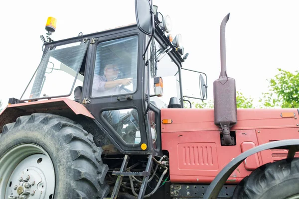 Старший чоловік керує трактором на фермі — стокове фото