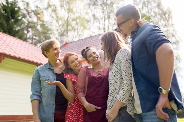 Happy tonåriga vänner pratar på sommaren trädgård — Stockfoto