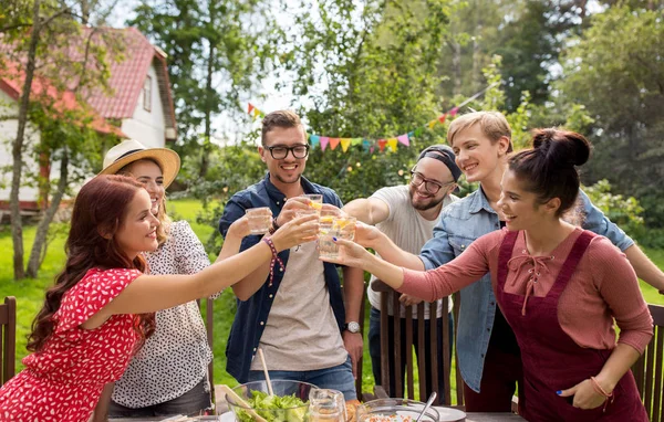Amici felici che fanno festa nel giardino estivo — Foto Stock