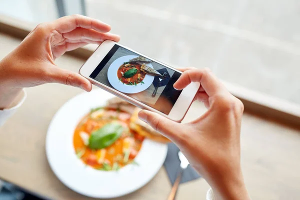Mãos com smartphone fotografar alimentos — Fotografia de Stock