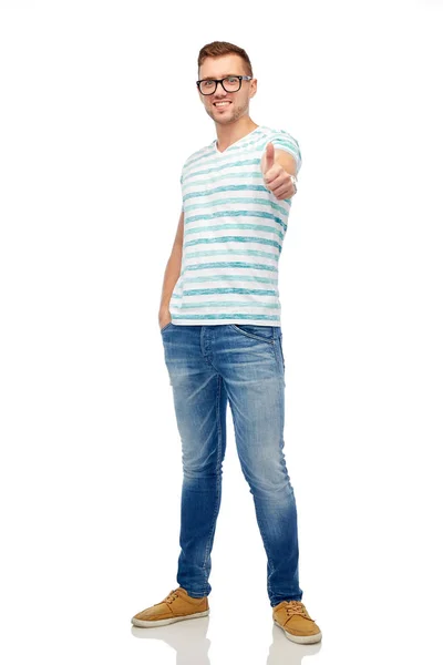Jovem sorrindo homem em óculos mostrando polegares para cima — Fotografia de Stock