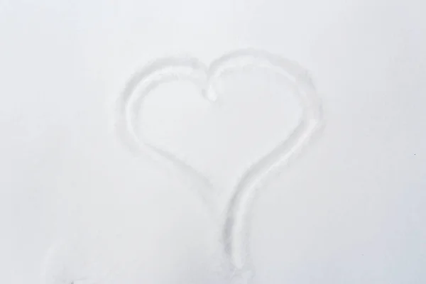 Hjärta form siluett eller skriva ut på snön yta — Stockfoto